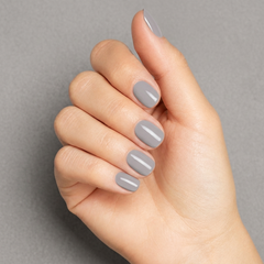 Mano con las uñas pintadas con esmalte tradicional Morgan Taylor Cashmere Kind Of Gal, color Mauves acabado Cream