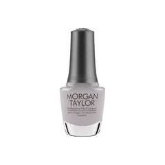 Frasco de esmalte tradicional Morgan Taylor Cashmere Kind Of Gal, color Mauves acabado Cream, 15 ml, sobre fondo blanco