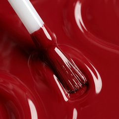 Primer plano del pincel con esmalte tradicional Morgan Taylor A Petal For Your Thoughts, color Rojos acabado Cream, textura del color
