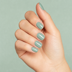 Mano con las uñas pintadas con esmalte tradicional Morgan Taylor A Mint Of Spring, color Verdes acabado Cream