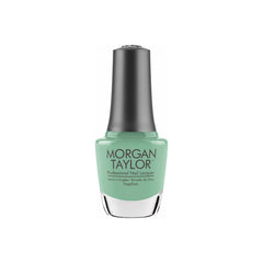 Frasco de esmalte tradicional Morgan Taylor A Mint Of Spring, color Verdes acabado Cream, 15 ml, sobre fondo blanco