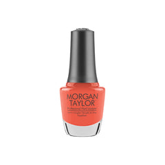Frasco de esmalte tradicional Morgan Taylor Tiki Tiki Laranga, color Naranjas acabado Cream, 15 ml, sobre fondo blanco