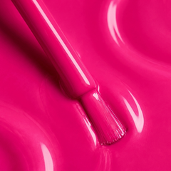 Primer plano del pincel con esmalte tradicional Morgan Taylor Shake It Till You Samba, color Rojos acabado Cream, textura del color