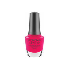 Frasco de esmalte tradicional Morgan Taylor Shake It Till You Samba, color Rojos acabado Cream, 15 ml, sobre fondo blanco