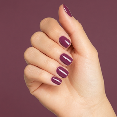 Mano con las uñas pintadas con esmalte tradicional Morgan Taylor Carnaval Hangover, color Rosas acabado Cream
