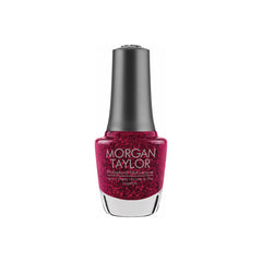 Frasco de esmalte tradicional Morgan Taylor All Tied Up¿ With a Bow, color Rojos acabado Shimmer, 15 ml, sobre fondo blanco