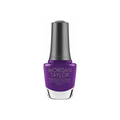 Frasco de esmalte tradicional Morgan Taylor You Glare I Glow, color Morados acabado Cream, 15 ml, sobre fondo blanco