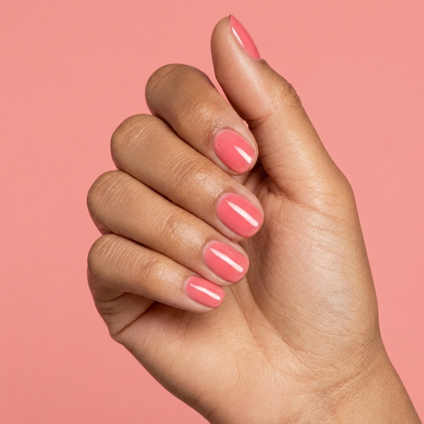 Mano con las uñas pintadas con esmalte tradicional Morgan Taylor Brights Have More Fun, color Rosas acabado Cream