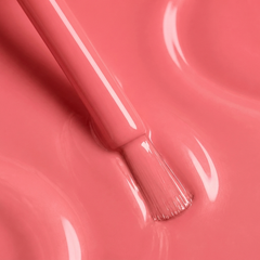 Primer plano del pincel con esmalte tradicional Morgan Taylor Brights Have More Fun, color Rosas acabado Cream, textura del color