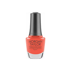 Frasco de esmalte tradicional Morgan Taylor Brights Have More Fun, color Rosas acabado Cream, 15 ml, sobre fondo blanco