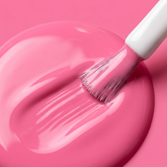 Primer plano del pincel con esmalte tradicional Morgan Taylor Make You Blink Pink, color Rosas acabado Cream, textura del color