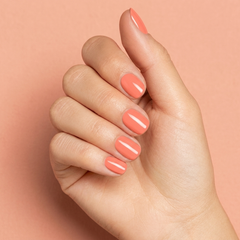 Mano con las uñas pintadas con esmalte tradicional Morgan Taylor I'm Brighter Than You, color Naranjas acabado Cream