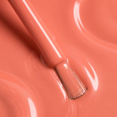 Primer plano del pincel con esmalte tradicional Morgan Taylor I'm Brighter Than You, color Naranjas acabado Cream, textura del color