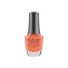 Frasco de esmalte tradicional Morgan Taylor I'm Brighter Than You, color Naranjas acabado Cream, 15 ml, sobre fondo blanco
