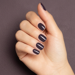 Mano con las uñas pintadas con esmalte tradicional Morgan Taylor Love Me Like a Vamp, color Borgoñas acabado Cream