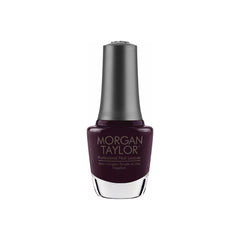 Frasco de esmalte tradicional Morgan Taylor Love Me Like a Vamp, color Borgoñas acabado Cream, 15 ml, sobre fondo blanco