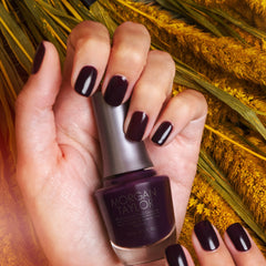 Manicura con esmalte tradicional Morgan Taylor Love Me Like a Vamp, color Borgoñas acabado Cream
