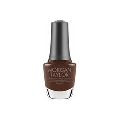 Frasco de esmalte tradicional Morgan Taylor Want To Cuddle?, color Nudes acabado Cream, 15 ml, sobre fondo blanco