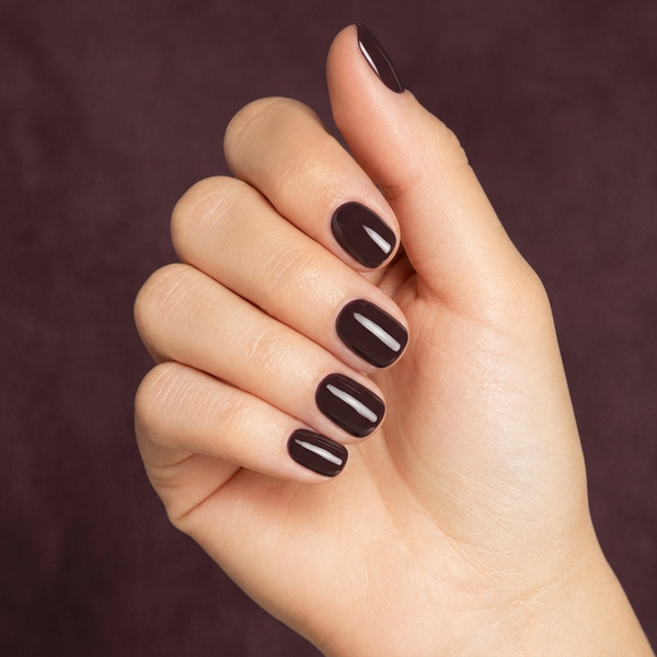 Mano con las uñas pintadas con esmalte tradicional Morgan Taylor Lust At First Sight, color Mauves acabado Cream