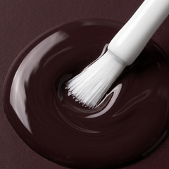 Primer plano del pincel con esmalte tradicional Morgan Taylor Lust At First Sight, color Mauves acabado Cream, textura del color