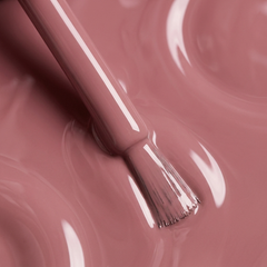 Primer plano del pincel con esmalte tradicional Morgan Taylor She's My Beauty, color Rosas acabado Cream, textura del color
