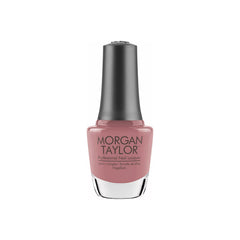 Frasco de esmalte tradicional Morgan Taylor She's My Beauty, color Rosas acabado Cream, 15 ml, sobre fondo blanco