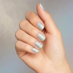 Mano con las uñas pintadas con esmalte tradicional Morgan Taylor Izzy Wizzy Let's Get Busy, color Amarillos acabado Shimmer