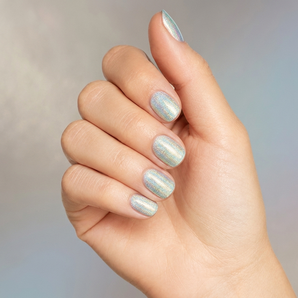 Mano con las uñas pintadas con esmalte tradicional Morgan Taylor Izzy Wizzy Let's Get Busy, color Amarillos acabado Shimmer