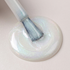 Primer plano del pincel con esmalte tradicional Morgan Taylor Izzy Wizzy Let's Get Busy, color Amarillos acabado Shimmer, textura del color