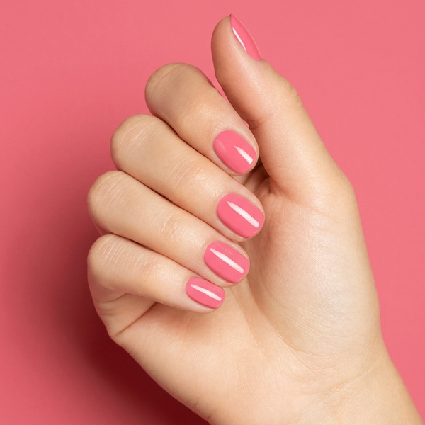 Mano con las uñas pintadas con esmalte tradicional Morgan Taylor Pacific Sunset, color Rosas acabado Cream
