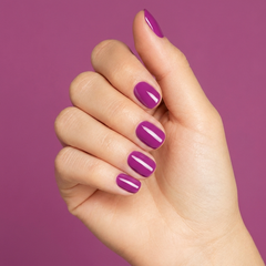 Mano con las uñas pintadas con esmalte tradicional Morgan Taylor Tahiti Hottie, color Morados acabado Cream