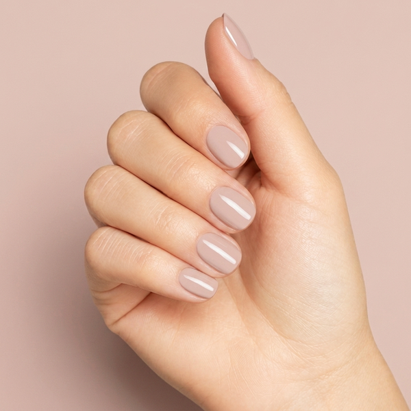 Mano con las uñas pintadas con esmalte tradicional Morgan Taylor Do I Look Buff?, color Nudes acabado Cream