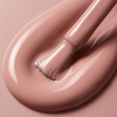 Primer plano del pincel con esmalte tradicional Morgan Taylor Do I Look Buff?, color Nudes acabado Cream, textura del color