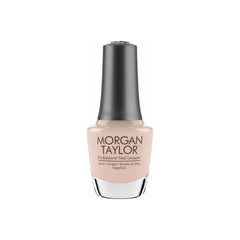 Frasco de esmalte tradicional Morgan Taylor Do I Look Buff?, color Nudes acabado Cream, 15 ml, sobre fondo blanco