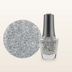 Primer plano del pincel con esmalte tradicional Morgan Taylor Am I Making You Gelish?, color Blancos acabado Glitter, textura del color