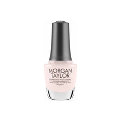 Frasco de esmalte tradicional Morgan Taylor Sheer & Silk, color Blancos acabado Cream, 15 ml, sobre fondo blanco