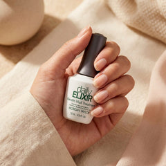 Mano sosteniendo tratamiento Morgan Taylor Daily Elixir Keratin