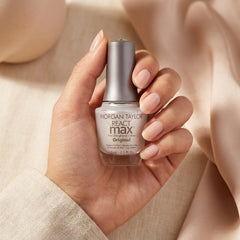 Mano sosteniendo Morgan Taylor Reactmax Original Nail Strengthener + Extended Wear Base Coat