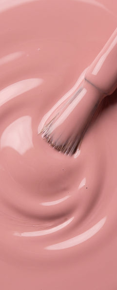 Primer plano del pincel con esmalte tradicional Morgan Taylor Simply Irresistible, color Nudes acabado Cream, textura del color