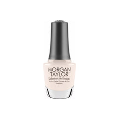 Frasco de esmalte tradicional Morgan Taylor Simply Irresistible, color Nudes acabado Cream, 15 ml, sobre fondo blanco