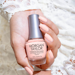 Manicura con esmalte tradicional Morgan Taylor Simply Irresistible, color Nudes acabado Cream