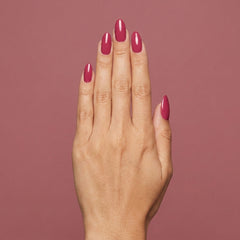 Mano con las uñas pintadas con esmalte tradicional Morgan Taylor Prettier In Pink, color Rosas acabado Cream