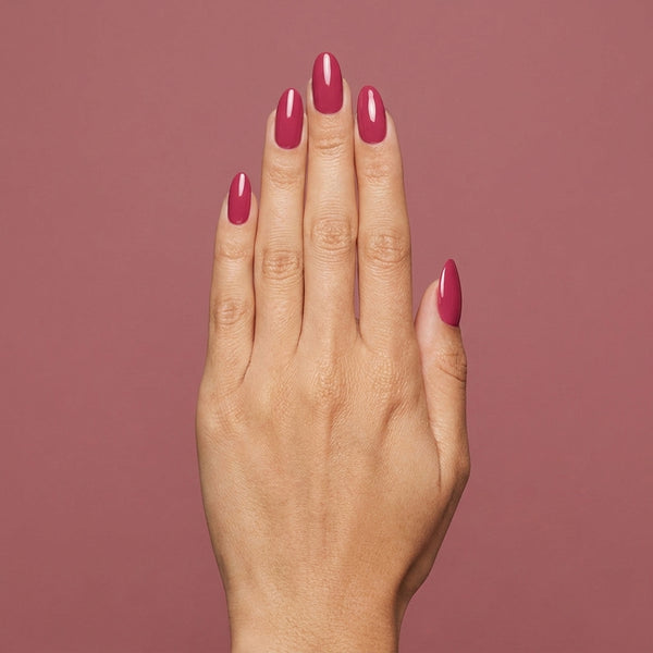 Mano con las uñas pintadas con esmalte tradicional Morgan Taylor Prettier In Pink, color Rosas acabado Cream