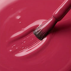 Primer plano del pincel con esmalte tradicional Morgan Taylor Prettier In Pink, color Rosas acabado Cream, textura del color