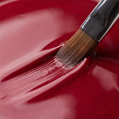 Primer plano del pincel con esmalte tradicional Morgan Taylor Wonder Woman, color Rojos acabado Shimmer, textura del color