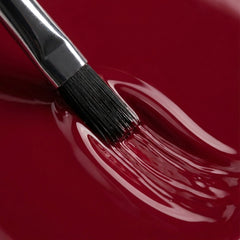 Primer plano del pincel con esmalte tradicional Morgan Taylor Man Of The Moment, color Rojos acabado Cream, textura del color