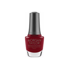 Frasco de esmalte tradicional Morgan Taylor Man Of The Moment, color Rojos acabado Cream, 15 ml, sobre fondo blanco