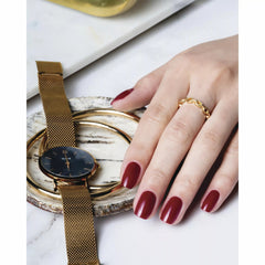 Manicura con esmalte tradicional Morgan Taylor Man Of The Moment, color Rojos acabado Cream