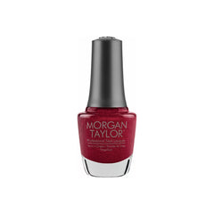 Frasco de esmalte tradicional Morgan Taylor Best Dressed, color Rojos acabado Shimmer, 15 ml, sobre fondo blanco