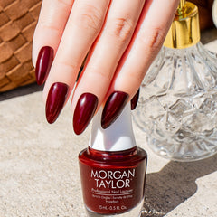 Manicura con esmalte tradicional Morgan Taylor From Paris With Love, color Borgoñas acabado Cream
